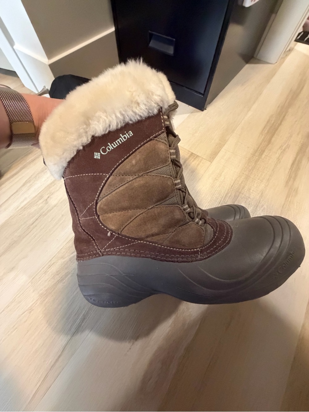 Columbia Brown Boot with White Faux Fur Lining